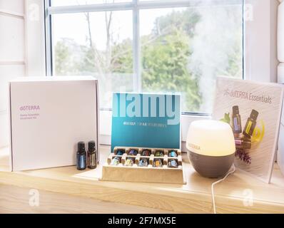 Riga, Lettland - 8. April 2021: Doterra Home Essentials Kit ätherische Öle. Natürliche, hochwertige ätherische Öle. Stockfoto