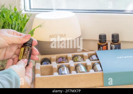 Riga, Lettland - 8. April 2021: Doterra Home Essentials Kit ätherische Öle. Natürliche, hochwertige ätherische Öle. Stockfoto