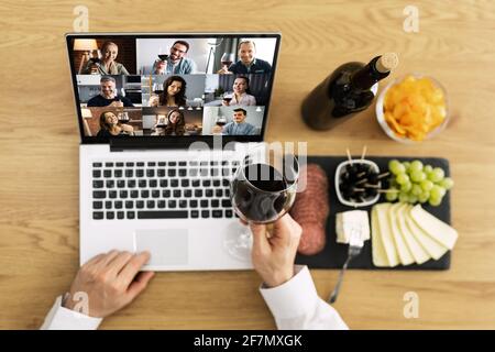 Virtuelle Weinprobe Dinner-Event Online Mit Laptop Stockfoto