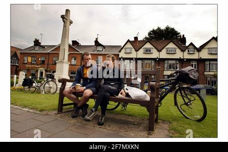 Jane Tomlinson reitet von Rom nach Leeds, um Geld für ihre Wohltätigkeitskampagne zu sammeln. Mit ihr ist Luke Goward ihr Bruder in Marlow .pic David Sandison 3/6/2004 Stockfoto