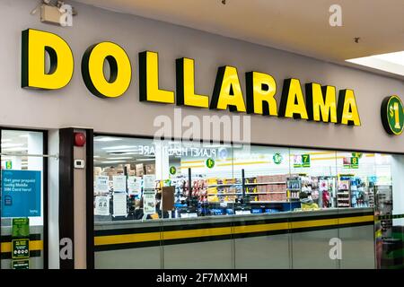 London, Ontario, Kanada - 28 2021. Februar: Ein dollarama Outlet-Store im Sherwood Forest Shopping Mall begrüßt die Shopper inmitten von COVID-19. Stockfoto