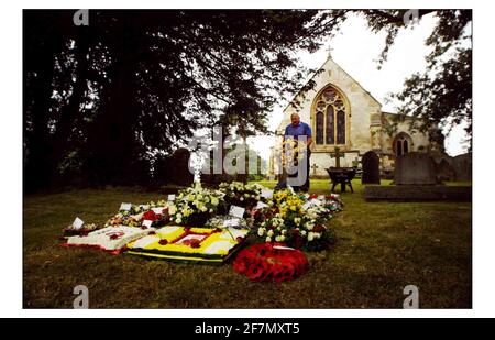 Das Begräbnis für Capt. David Jones fand in der All Saints Church in South Elkington, Lincolnshire statt. Kränze werden nach der Zeremonie im Kirchengelände gelegt.Bild David Sandison 28/8/2003 Stockfoto