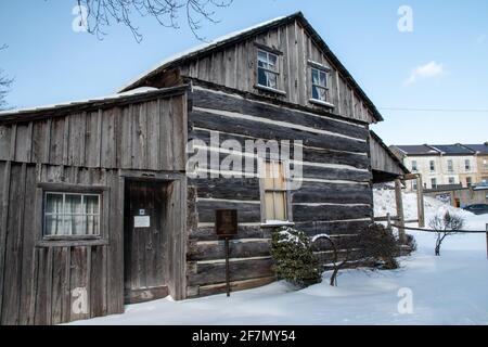 Lucan, Ontario, Kanada - Februar 27 2021: Das Äußere des Black Donnelly Heritage Museum mitten im Winter. Stockfoto