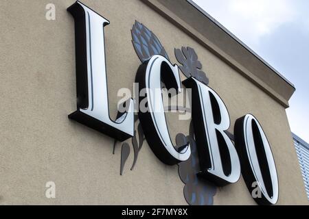 London, Ontario, Kanada - Februar 15 2021: Schild der Alkoholkontrollbehörde von Ontario, beige Fassade, weiße, fette Buchstaben, angewinkelt an einem Wintertag, Unterschrift g Stockfoto