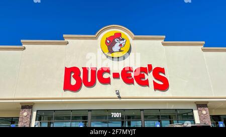 Fort Valley, GA, USA-29. März 2021: Das Äußere einer Buc ees Tankstelle, eines Fast-Food-Restaurants und eines 24-Stunden-Shops mit Lebensmitteln, Getränken, Snacks, k Stockfoto