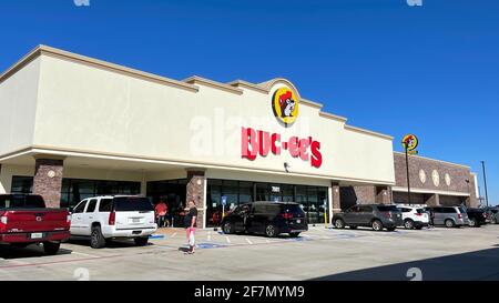 Fort Valley, GA, USA-29. März 2021: Das Äußere einer Buc ees Tankstelle, eines Fast-Food-Restaurants und eines 24-Stunden-Shops mit Lebensmitteln, Getränken, Snacks, k Stockfoto