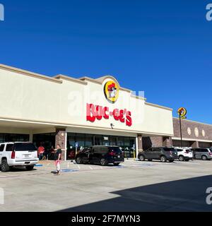 Fort Valley, GA, USA-29. März 2021: Das Äußere einer Buc ees Tankstelle, eines Fast-Food-Restaurants und eines 24-Stunden-Shops mit Lebensmitteln, Getränken, Snacks, k Stockfoto