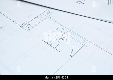 Eine grobe Zeichnung eines Hausplans, Skizze auf liniertem weißem Graphenpapier aus einer schiefen Draufsicht gezeichnet mit einem Lineal in London, Ontario, Kanada. Stockfoto