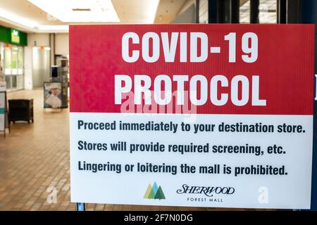 London, Ontario, Kanada - 28 2021. Februar: Ein rot-weißes COVID-19-Protokollschild am Eingang der Sherwood Forest Mall. Fahren Sie mit dem Ziel fort. Stockfoto