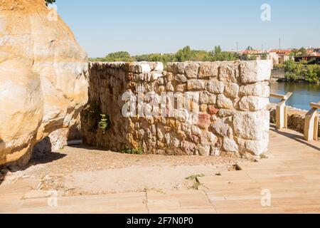 Steinmauer neben den Felsen von Santa Marta in der Altstadt von Zamora, Provinz Zamora, Castilla y León, Spanien. Stockfoto