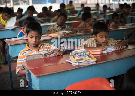 Varanasi, Indien. 10-14-2019. Gruppe von Kindern, die im Klassenzimmer sitzen und einen der Klassen in der Schule besuchen. Stockfoto