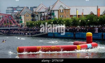 COMMONWEALTH GAMES MANCHESTER 4/8/2002 MÄNNER TRIATHLON BEI SALFORD KEYS BILD DAVID ASHDOWN.COMMONWEALTH SPIELE MANCHESTER Stockfoto