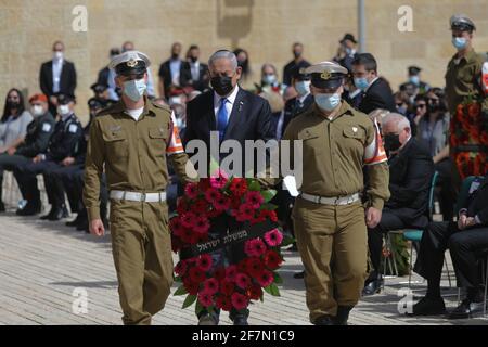 Jerusalem, Israel. 8. April 2021: Der israelische Premierminister Benjamin Netanjahu (C) nimmt an einer offiziellen Kranzniederlegung zum jährlichen Holocaust-Gedenktag am 8. April 2021 in Yad Vashem in Jerusalem Teil. (Alex Kolomoisky/JINI via Xinhua) Quelle: Xinhua/Alamy Live News Stockfoto