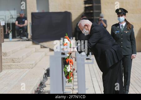 Jerusalem, Israel. 8. April 2021: Der israelische Präsident Reuven Rivlin (Front) legt am 8. April 2021 in Yad Vashem in Jerusalem einen Kranz während einer Zeremonie zum jährlichen Holocaust-Gedenktag nieder. (Alex Kolomoisky/JINI via Xinhua) Quelle: Xinhua/Alamy Live News Stockfoto