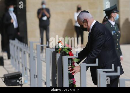 Jerusalem, Israel. 8. April 2021: Der israelische Premierminister Benjamin Netanjahu (Front) legt am 8. April 2021 in Yad Vashem in Jerusalem einen Kranz während einer Zeremonie zum jährlichen Holocaust-Gedenktag nieder. (Alex Kolomoisky/JINI via Xinhua) Quelle: Xinhua/Alamy Live News Stockfoto