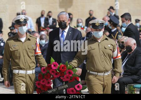 Jerusalem, Israel. 8. April 2021: Der israelische Premierminister Benjamin Netanjahu (C) nimmt an einer offiziellen Kranzniederlegung zum jährlichen Holocaust-Gedenktag am 8. April 2021 in Yad Vashem in Jerusalem Teil. (Alex Kolomoisky/JINI via Xinhua) Quelle: Xinhua/Alamy Live News Stockfoto