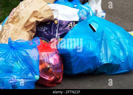 Entsorgter Hausmüll in Plastiktüten, außen Stockfoto