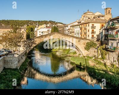 Pilgerbrücke über Rio Ega auf dem camino frances, die im Wasser einen sonnigen Nachmittag reflektiert, Estella, Spanien, 17. Oktober 2009 Stockfoto