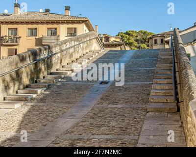 Die steile Straße über die Pilgerbrücke Puente Carcel auf dem camino frances in Estella, Spanien Stockfoto