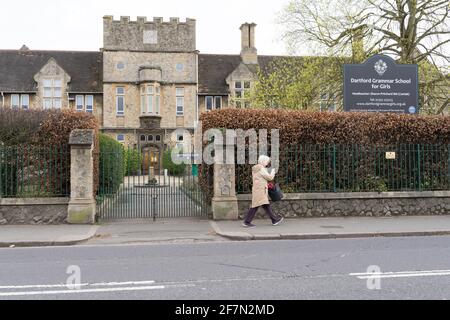 Frau gehen am Eingang des Dartford Gymnasiums vorbei Mädchen Stockfoto