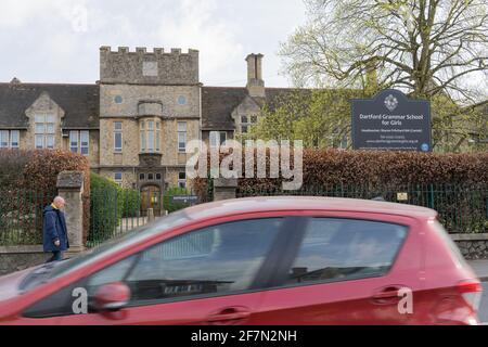 Rotes Auto vor dem Eingang zum Dartford Gymnasium für Mädchen, Großbritannien Stockfoto