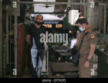 Jerusalem, Machane Yehuda Markt in Jerusalem. April 2021. Am 8. April 2021 wird auf dem Machane Yehuda Markt in Jerusalem als Sirenenenklänge in Erinnerung an die Opfer des Holocaust verharren. Israel kam am Donnerstagmorgen zum Stillstand, als es um den jährlichen Holocaust-Gedenktag ging. Kredit: Muammar Awad/Xinhua/Alamy Live Nachrichten Stockfoto