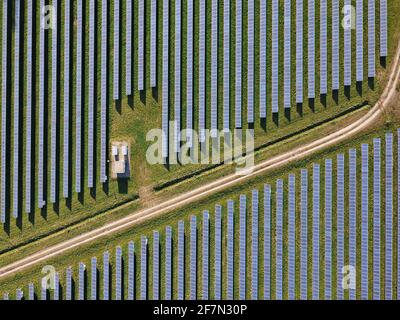 Drohne Aerial View Kraftwerk produziert saubere, nachhaltige Solarenergie in Italien Stockfoto