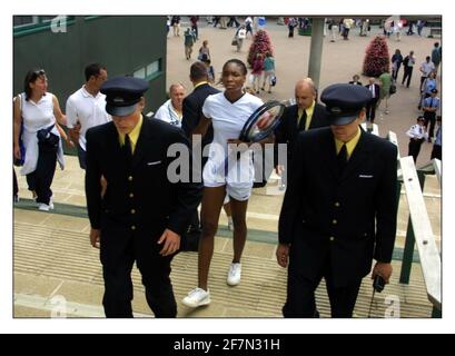 Venus williams mit Sicherheit in Wimbledon pic David Sandison 4/7/2002 Stockfoto