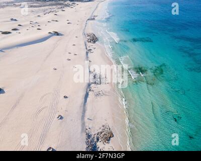 Endloser Sandstrand mit türkisfarbenem Blick auf das Wasser. Corralejo, Fuerteventura, Kanarische Inseln Stockfoto