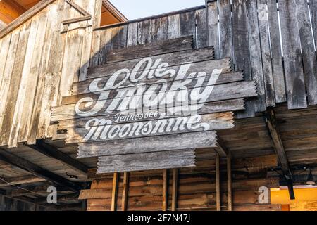 Die Ole Smoky Distillery befindet sich in der Innenstadt von Gatlinburg und bietet die ursprüngliche Brennerei-Lage der beliebten Moonshine-Marke. Stockfoto