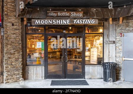 Die Ole Smoky Distillery befindet sich in der Innenstadt von Gatlinburg und bietet die ursprüngliche Brennerei-Lage der beliebten Moonshine-Marke. Stockfoto