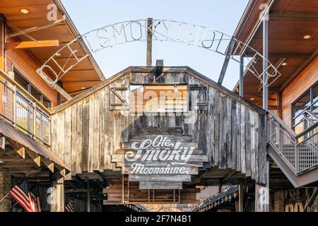 Die Ole Smoky Distillery befindet sich in der Innenstadt von Gatlinburg und bietet die ursprüngliche Brennerei-Lage der beliebten Moonshine-Marke. Stockfoto