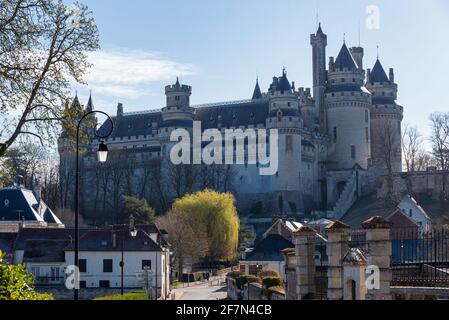 Das Schloss von Pierrefonds ist eine imposante Festung am Rande des Waldes von Compiègne, die seit 1862 als historisches Monument eingestuft ist. Stockfoto