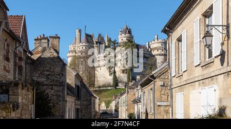 Das Schloss von Pierrefonds ist eine imposante Festung am Rande des Waldes von Compiègne, die seit 1862 als historisches Monument eingestuft ist. Stockfoto