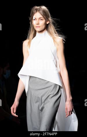 Madrid, Spanien. April 2021. Ein Model geht auf der Otrura Fashion Show während der Mercedes Benz Fashion Week auf der Ifema in Madrid auf die Piste. (Foto von Oscar Fuentes/SOPA Images/Sipa USA) Quelle: SIPA USA/Alamy Live News Stockfoto