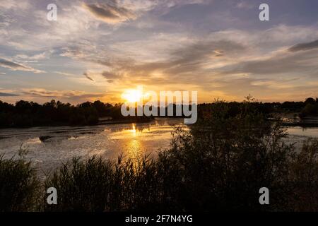 Erstaunlicher Sommeruntergang, der eine goldene Stunde am See von Oresje in der Nähe der Stadt Zagreb schafft und die friedliche Sumpflandschaft im Wald erhellt Stockfoto