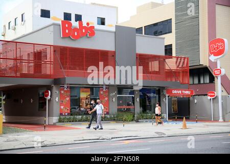 salvador, bahia, brasilien - 4. februar 2021: Fassade von Bobs Restaurant im Viertel Pituba in der Stadt Salvador. *** Ortsüberschrift *** Stockfoto