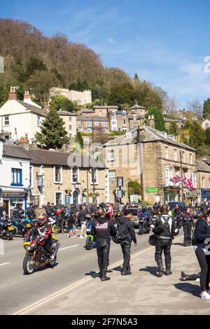 Großes Treffen von Motorradfahrern in der Stadt Matlock in Derbyshire Bad am Ostersonntag Feiertag Stockfoto