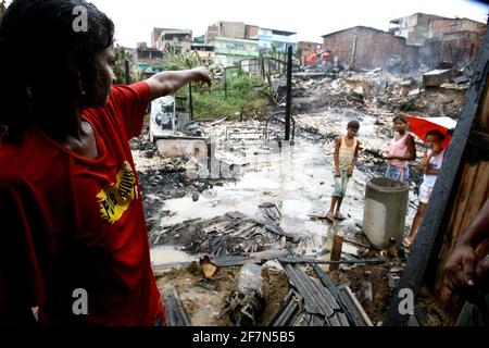 itabuna, bahia / brasilien - 5. März 2012: Feuer zerstört Slumhäuser in der Stadt Itabuna. *** Ortsüberschrift *** Stockfoto