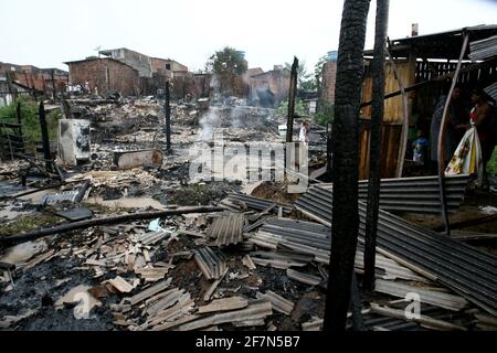 itabuna, bahia / brasilien - 5. März 2012: Feuer zerstört Slumhäuser in der Stadt Itabuna. *** Ortsüberschrift *** Stockfoto