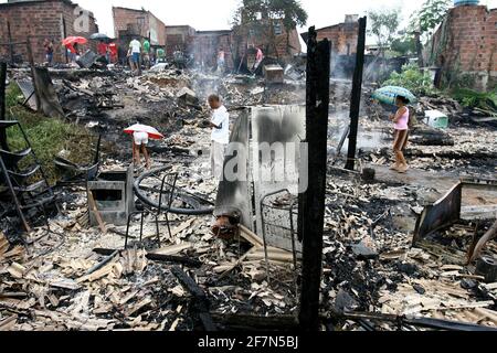 itabuna, bahia / brasilien - 5. März 2012: Feuer zerstört Slumhäuser in der Stadt Itabuna. *** Ortsüberschrift *** Stockfoto