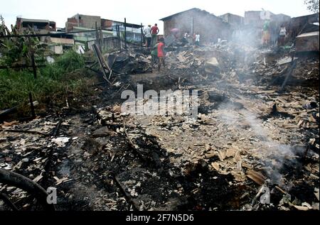 itabuna, bahia / brasilien - 5. März 2012: Feuer zerstört Slumhäuser in der Stadt Itabuna. *** Ortsüberschrift *** Stockfoto