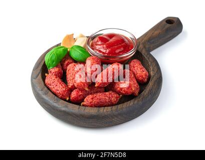 Geräucherte Knoblauchwürste mit Basilikum isoliert auf weißem Hintergrund. Herzhafte Snacks. Stockfoto
