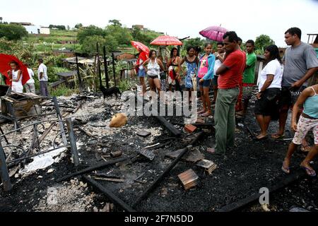 itabuna, bahia / brasilien - 5. März 2012: Feuer zerstört Slumhäuser in der Stadt Itabuna. *** Ortsüberschrift *** Stockfoto