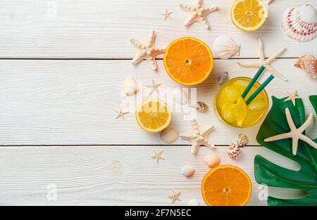 Schneiden Sie Orangen, Zitronen, Zitronensaft und Muscheln auf einem weißen Holzhintergrund ein. Draufsicht, Kopierbereich. Stockfoto