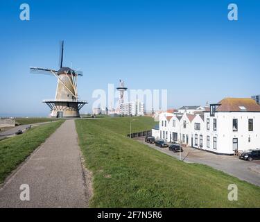 Windmühle in der Nähe von Onkel Strand und der niederländischen Stadt vlisssingen ON Sonniger Tag im Frühling Stockfoto