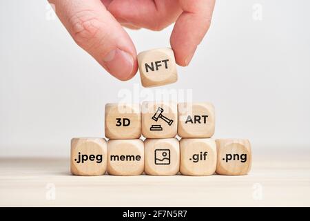 Konzept nft und Kauf und Verkauf von digitaler Kunst bei einer Auktion. Stockfoto