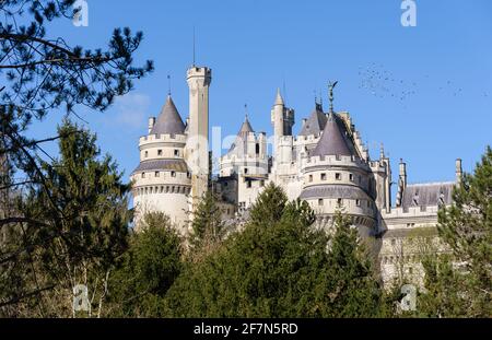 Das Schloss von Pierrefonds ist eine imposante Festung am Rande des Waldes von Compiègne, die seit 1862 als historisches Monument eingestuft ist. Stockfoto