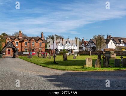 Hauptstraße durch das Zentrum von Ombersley, Worcestershire, England. Stockfoto
