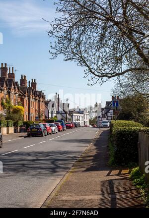 Hauptstraße durch das Zentrum von Ombersley, Worcestershire, England. Stockfoto